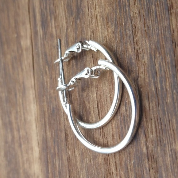 Silver‎ tone hoops earrings E719